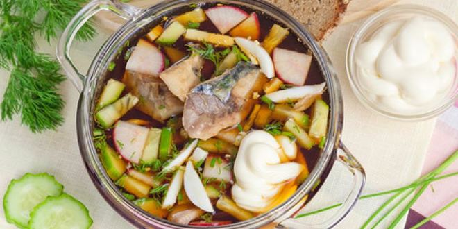 Рецепт Окрошки на квасе с рыбой и огуречным рассолом