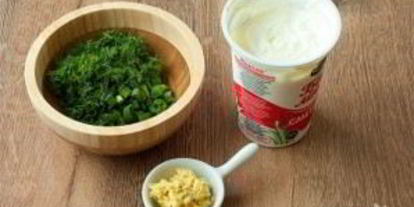 Шаг 2: окрошки ны минералке и сметан