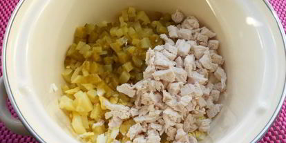 Шаг 1: окрошки с курицей и маринованными огурцами
