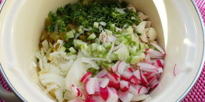 Шаг 2: окрошки с курицей и маринованными огурцами