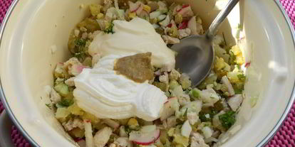 Шаг 3: окрошки с курицей и маринованными огурцами