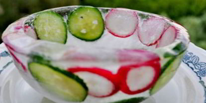 Шаг 3: окрошки сборной мясной в ледяной чаше