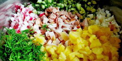 Шаг 4: окрошки сборной мясной в ледяной чаше