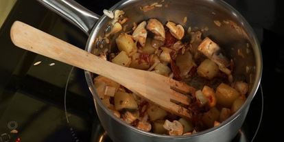 Шаг 2: минестроне с грибами и колбасками чорисо