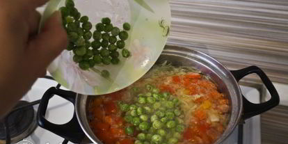 Шаг 12: овощного супа с зеленым горошком