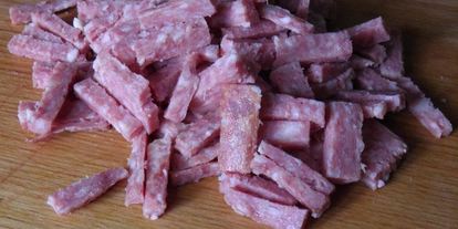 Шаг 2: рассольника с копченой колбасой и перловкой