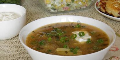 Шаг 7: рассольника с копченой колбасой и перловкой