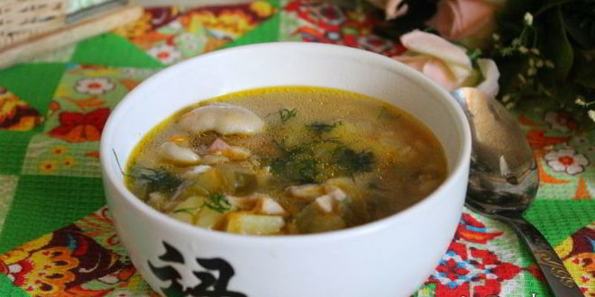 Рецепт рассольника с маслятами и ветчиной