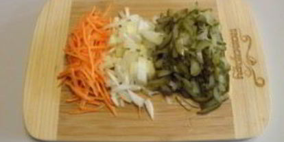 Шаг 2: рассольника с перловкой и солеными огурцами