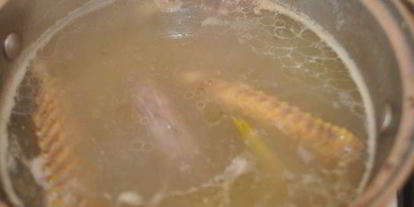 Шаг 1: кислых щей с утиными потрошками и черносливом