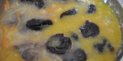 Шаг 4: кислых щей с утиными потрошками и черносливом