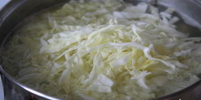 Шаг 3: щей из молодой капусты на курином бульоне