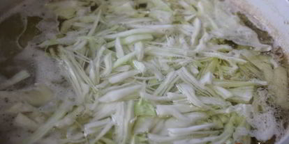 Шаг 2: щей из свежей капусты с баклажанами