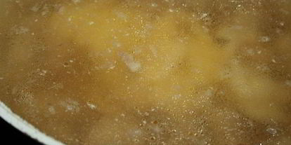 Шаг 1: щей с квашеной капустой, индейкой и копченой колбаской