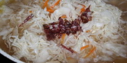 Шаг 2: щей с квашеной капустой, индейкой и копченой колбаской