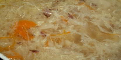 Шаг 3: щей с квашеной капустой, индейкой и копченой колбаской