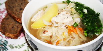 Шаг 4: щей с квашеной капустой, индейкой и копченой колбаской