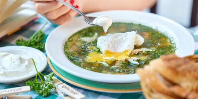 Рецепт зеленых щей с яйцом-пашот