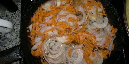 Шаг 1: мясной сборной солянки с картошкой