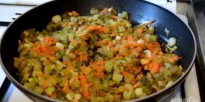 Шаг 2: рыбной солянки с крабовыми палочками