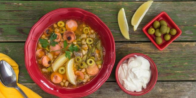 Рецепт Сборной солянки с грудинкой, курицей и сосисками