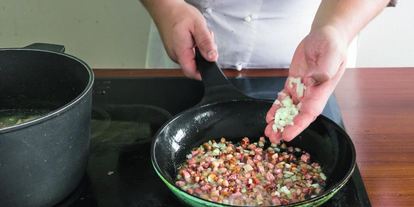 Шаг 2: сборной солянки с грудинкой, курицей и сосисками