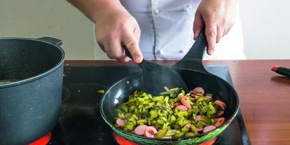 Шаг 3: сборной солянки с грудинкой, курицей и сосисками