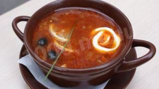 Рецепт Солянки классической с мясным набором и маслинами и огурцами