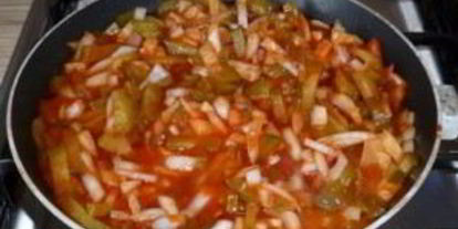 Шаг 3: солянки с мясом и колбасой