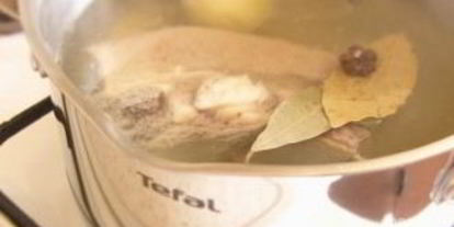 Шаг 1: солянки сборной мясной с колбасой