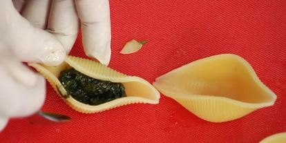 Шаг 5: супа из авокадо с конкильони, фаршированными шпинатом