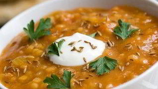 Рецепт Супа из чечевицы, пастернака и чоризо с кремом из йогурта и кориандра