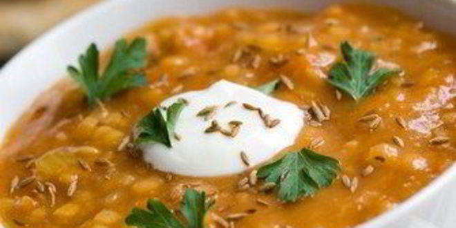 Рецепт Супа из чечевицы, пастернака и чоризо с кремом из йогурта и кориандра