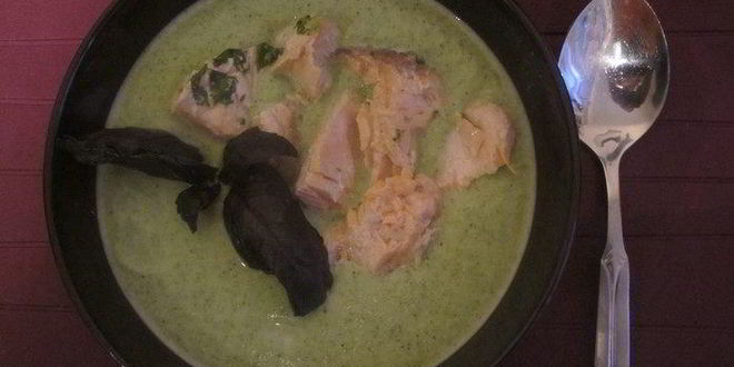 Рецепт супа-пюре из броколи, семги и руколы