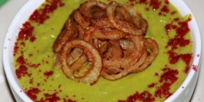 Рецепт супа пюре из горошка с хрустящим луком и паприкой