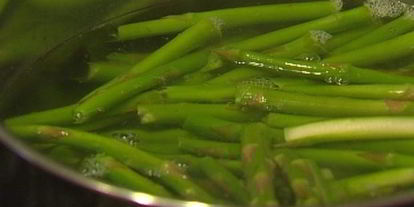 Шаг 2: супа-пюре из спаржи с клецками из феты