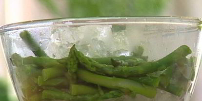 Шаг 3: супа-пюре из спаржи с клецками из феты