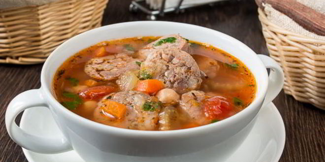 Рецепт супа с деревенскими колбасками и нутом