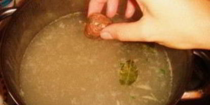 Шаг 4: супа с фрикадельками и томатной пастой