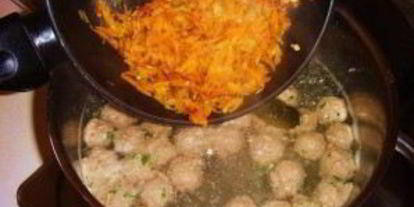 Шаг 5: супа с фрикадельками и томатной пастой