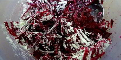 Шаг 6: свекольника с сосисками и сметаной