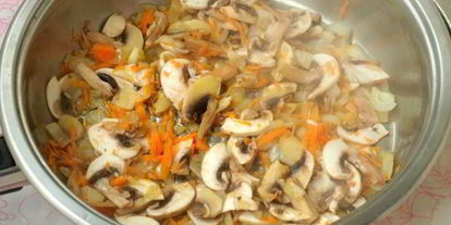 Шаг 3: свекольника со щавелем, фасолью и шампиньонами