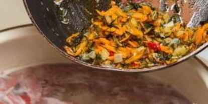 Шаг 6: горячего сырного супа с колбасой