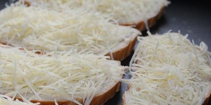 Шаг 8: луково-сырного суп с гренками