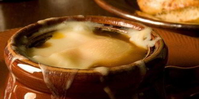 Рецепт лукового супа, запеченного пода сырной корочкой