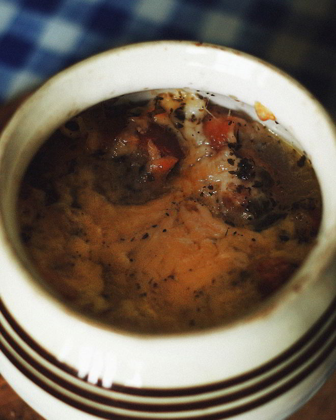 Рецепт лукового супа, запеченного пода сырной корочкой