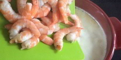 Шаг 7: сырного супа с семгой и креветками