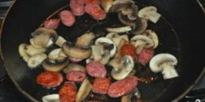 Шаг 3: сырного супа с шампиньонами и копченостями