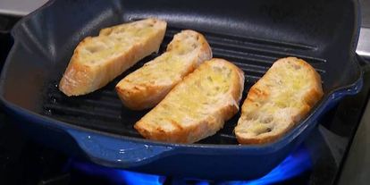 Шаг 11: тосканского супа из белой фасоли с чесночными гренками