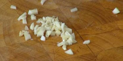 Шаг 2: тосканского супа из белой фасоли с чесночными гренками